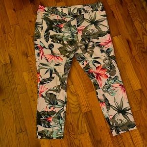 NY & Company 7th Ave Capri’s Pants- Palm Print